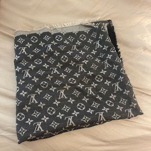 🎉FLASH SALE🎉💯 GUARANTEED AUTHENTIC LOUIS VUITTON SHAWL IN BLACK MONOGRAM